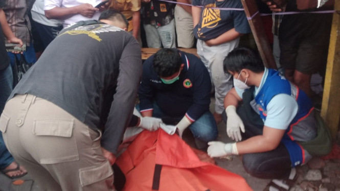 Korban saat dievakuasi petugas