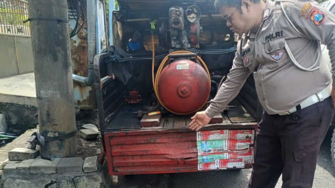 Polisi menunjukkan bekas tabrakan