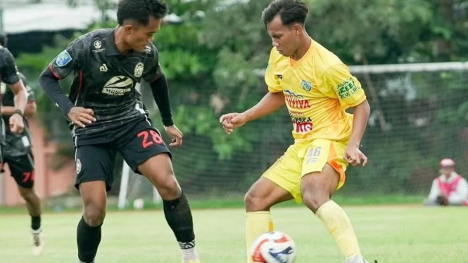 Gresik United (kuning) saat laga di Liga Nusantara