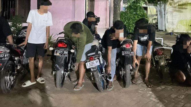 Polisi Mengamankan Sejumlah Pemuda.
