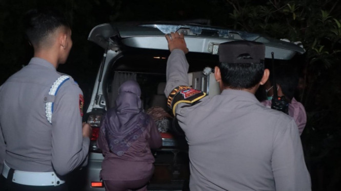 Korban pembunuhan di Blitar dibawa ke rumah sakit