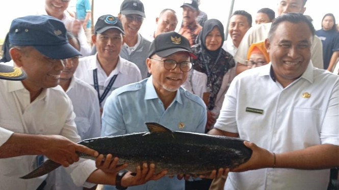 Menko Pangan Zulkifli Hasan pamerkan bandeng Gresik