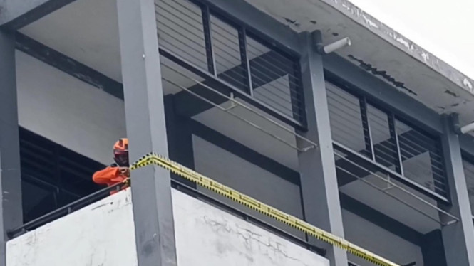 Petugas BPBD memasang garis pembatas di lokasi kejadian