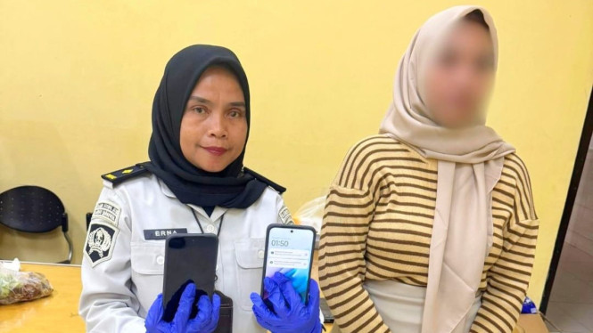 Dua unit handphone berhasil diamankan Lapas Kelas I Surabaya