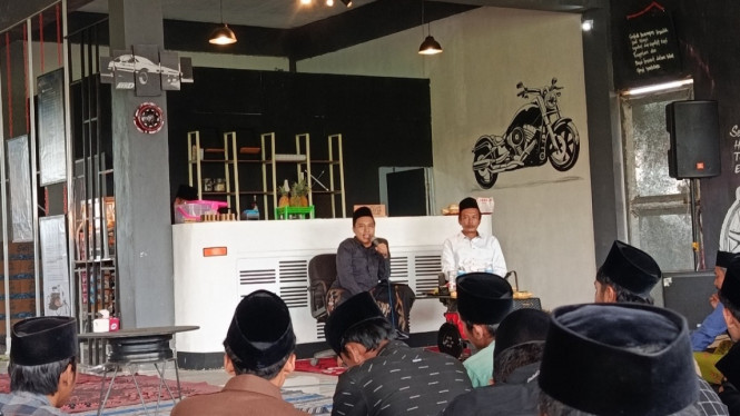 Kiai Mamak dan Kiai Faizi di Kafe 86 Gapura, Sumenep.