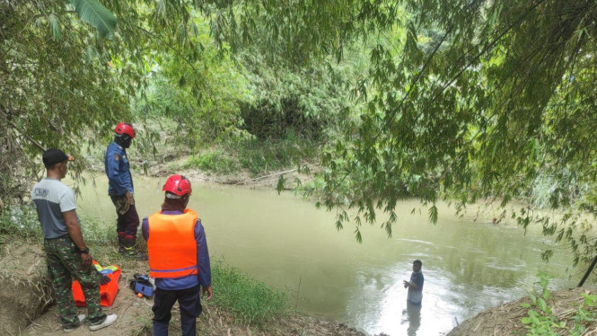 Pencarian anak tenggelam di aliran sungai.