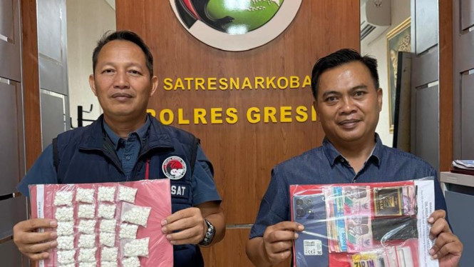Polisi menunjukkan barang bukti Pil LL.
