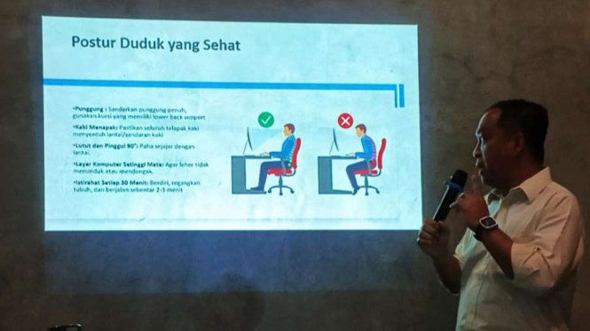 dr Larona Hydravianto memaparkan posisi duduk yang benar untuk kesehatan tulang belakang