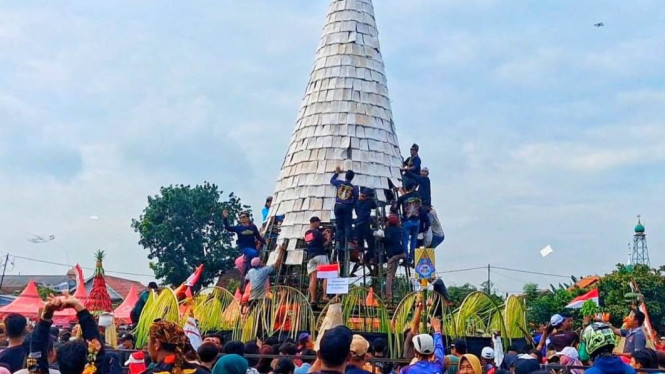 Tradisi ruwat desa dengan gunungan tempe raksasa Desa Sedenganmijen, Kecamatan Krian, Kabupaten Sidoarjo
