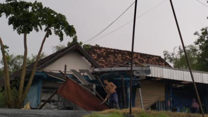 Tampak rumah warga rusak.