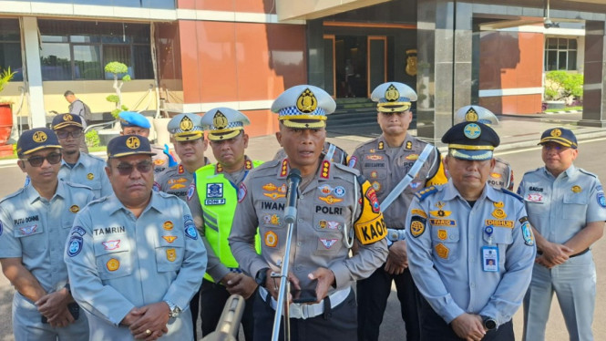 Dirlantas Polda Jatim Kombes Pol Iwan Saktiadi (tengah)