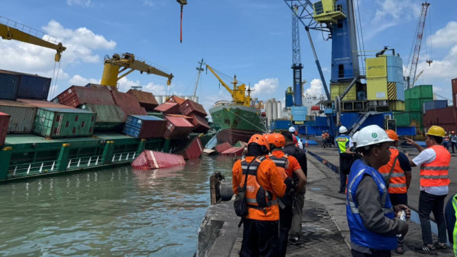 Kontainer runtuh di Pelabuhan Tanjung Perak Surabaya