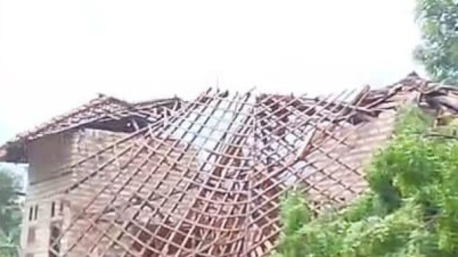 Rumah warga di Sumenep ambruk