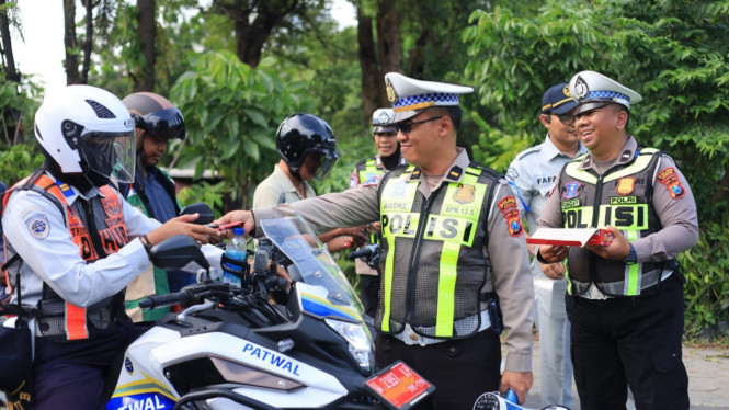 Bagi bagi cokelat Satlantas Polres Gresik.