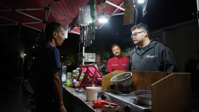 Mas Dhito Menikmati Kuliner Pasar Wates.