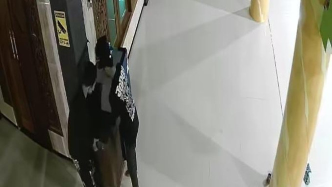 Pencuri Kotak Amal Terekam CCTV.