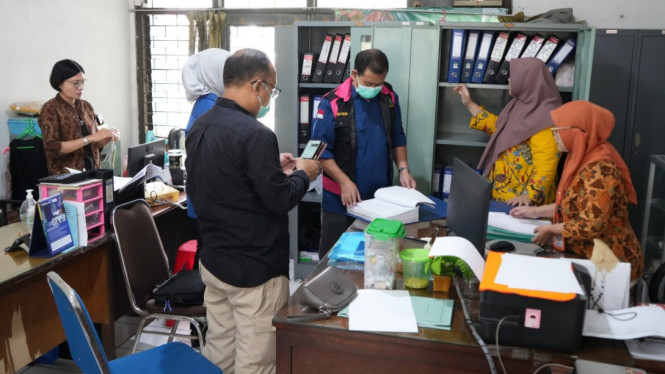 Kejati Jatim menggeledah Kantor KBS