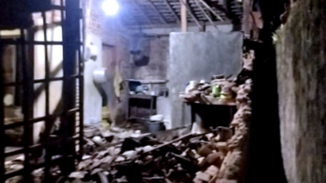 Rumah rusak akibat gempa