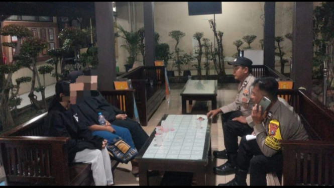 Korban bersama polisi.