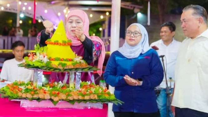 Gubernur Khofifah bersama jurnalis di acara Hari Pers Nasional 2026.