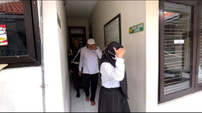 Pasangan selingkuh usai menjalani sidang vonis dalam kasus aborsi di PN Mojokerto
