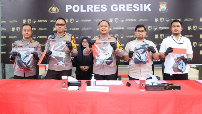 Kapolres Gresik memamerkan BB kasus curat truk dan penipuan motor