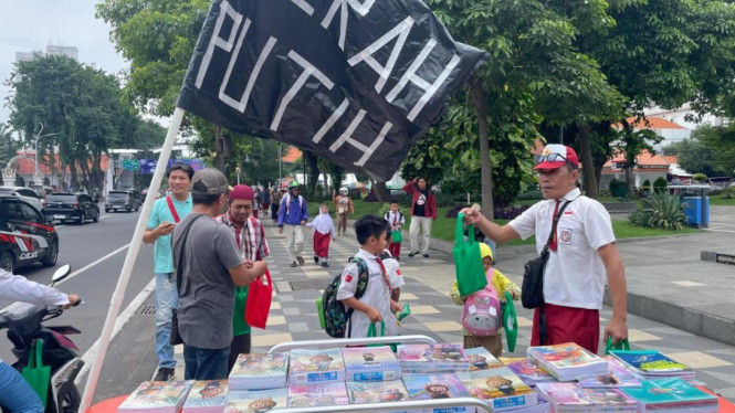 Aksi warga bagikan buku gratis di depan Grahadi Surabaya