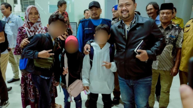 Bupati Yani bersama tiga anak PMI.