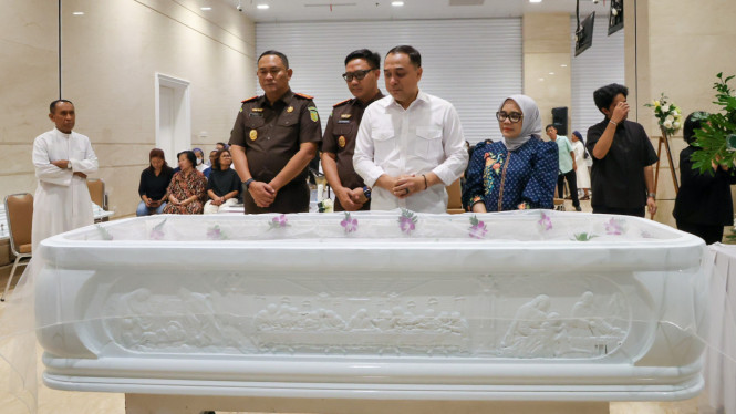 Wali Kota Surabaya Eri Cahyadi saat melayat mendiang Adi Sutarwijono.
