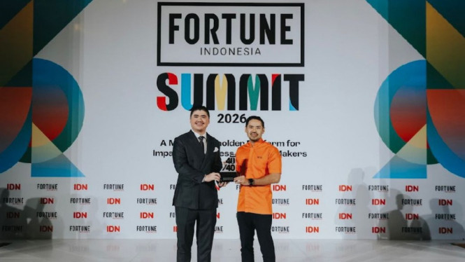 Jhonny Thio menerima penghargaan