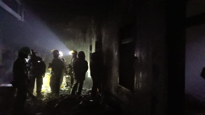 Petugas Damkar di lokasi