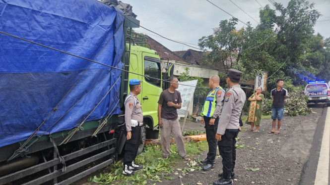 Polisi di TKP Kecelakaan.
