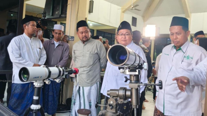 Pemantauan hilal menentukan 1 Ramadan di Bukit Condrodipo Gresik.