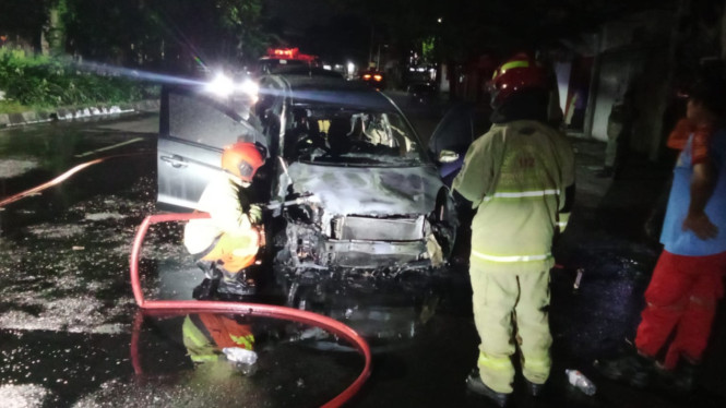 Mobil Honda Mobilio terbakar di Jalan Gembong Surabaya.