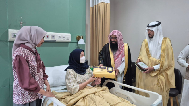 Kantor Atase Agama Kedutaan Besar Arab Saudi membagikan makanan