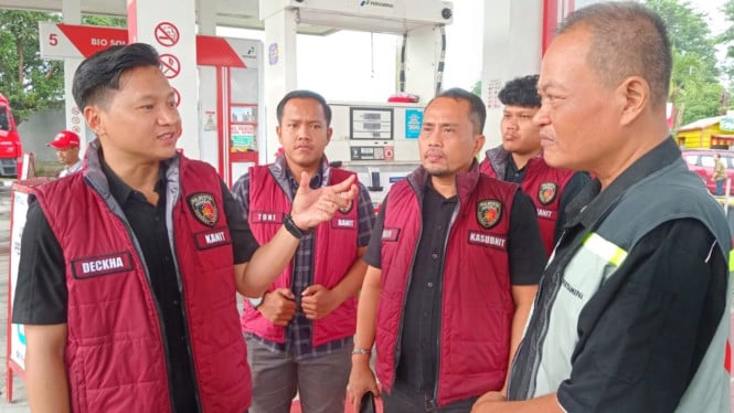 Tim Tipidter Satreskrim Polresta Sidoarjo melakukan sidak di SPBU.