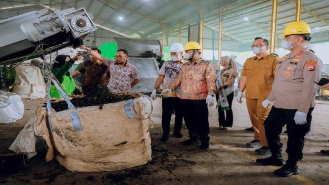 Bupati Gresik Fandi Akhmad Yani saat di TPA Ngipik
