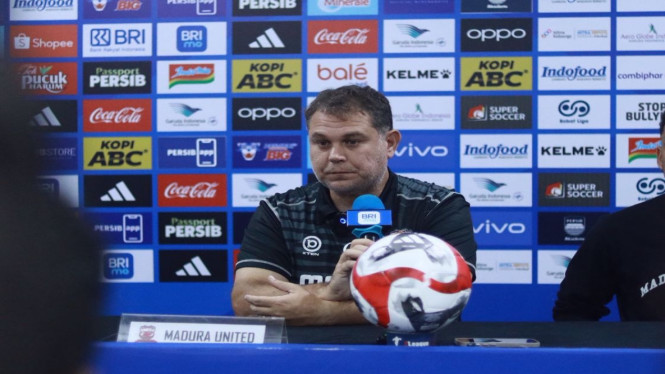 Carlos Parreira dalam Jumpa Pers Madura United.