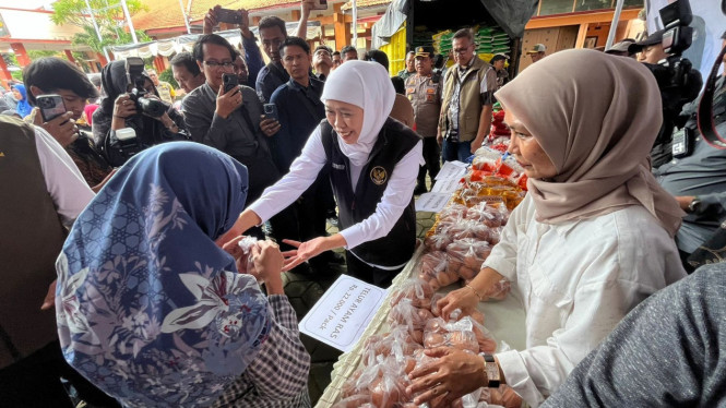 Gubernur Khofifah di Pasar Murah Kota Mojokerto.
