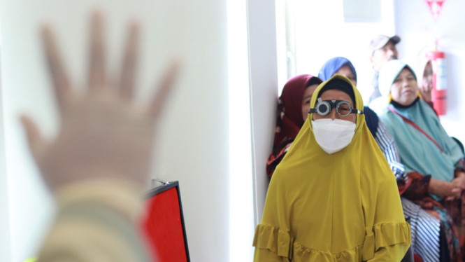 Seorang pasien jalani pemeriksaan katarak