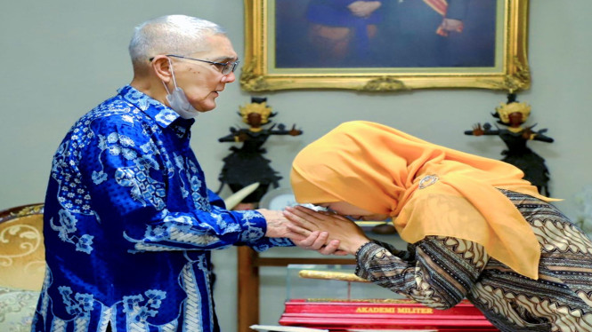 Gubernur Khofifah Saat Bersama Almarhun Try Sutrisno.