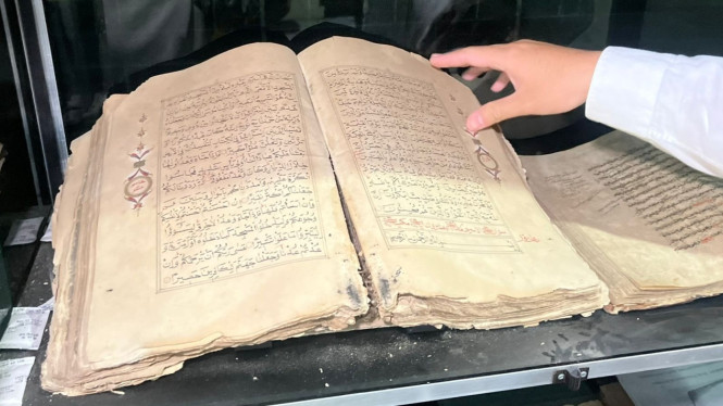 Al Quran Tulisan Tangan Berusia Ratusan Tahun.