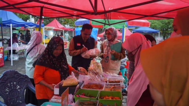 Pengawasan Makanan oleh BPOM dan Dinkes.