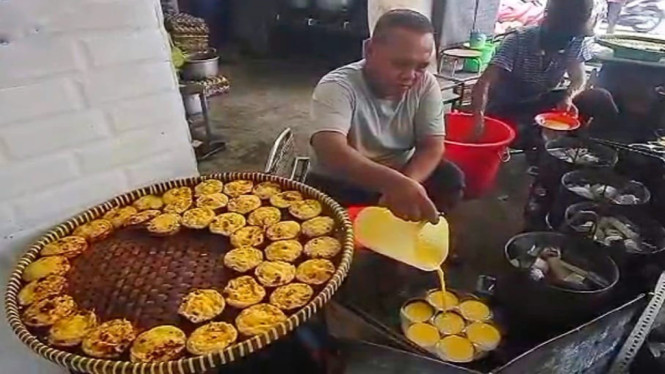 Kue lumpur Bu Lilik khas Sidoarjo.