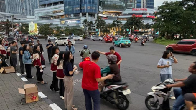 YBAI dan mahasiswa Buddhis berbagi takjil di Surabaya.
