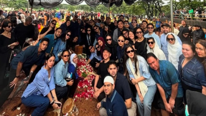 Sahabat Vidi Aldiano di pemakaman