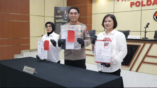 Kombes Jules (tengah) saat konferensi pers