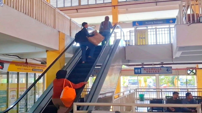 Pemudik Menuju Peron di Terminal Bungurasih.