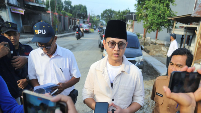 Peninjauan lokasi pengerjaan pengaspalan di Trenggalek.