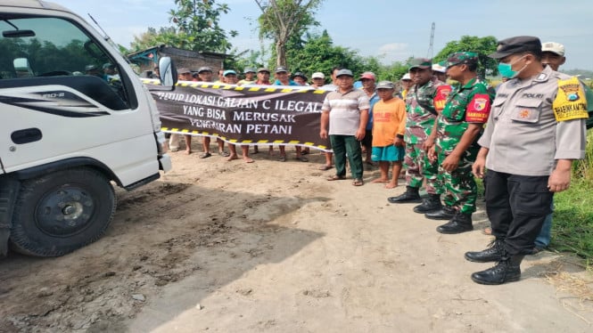 Aksi Petani Menolak Galian C di Mojokerto.
